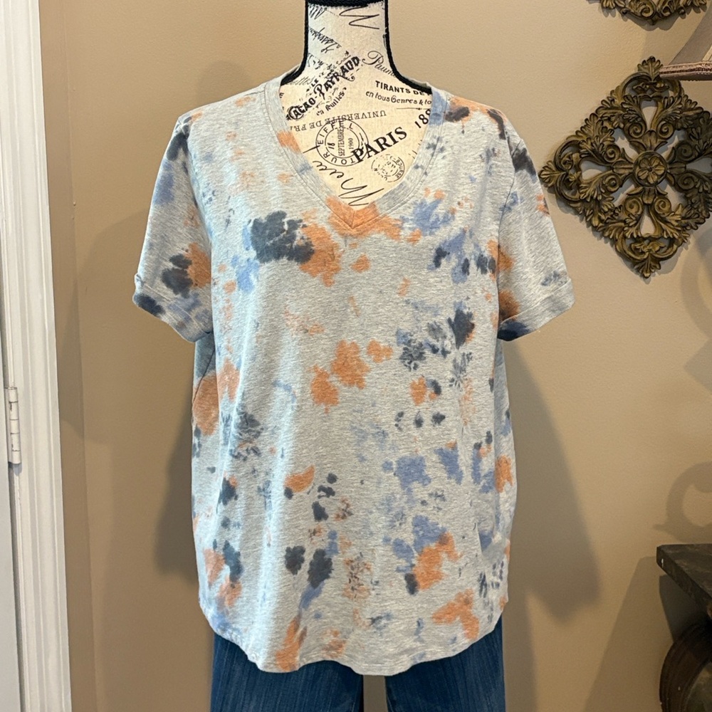 Women's Short Sleeve V-Neck Tie-Dye Tee in Light Gray with Blue & Orange